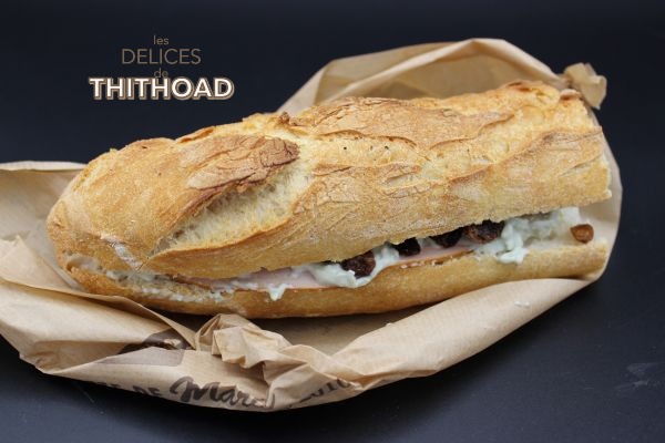 sandwich poulet, roquefort et raisins secs (CMUM) | Les Délices de Thithoad